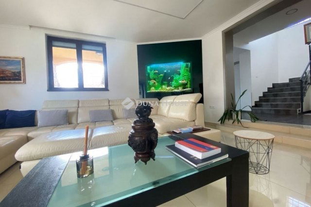 Eladó családi ház, Csömörön 299.9 M Ft, 7 szobás