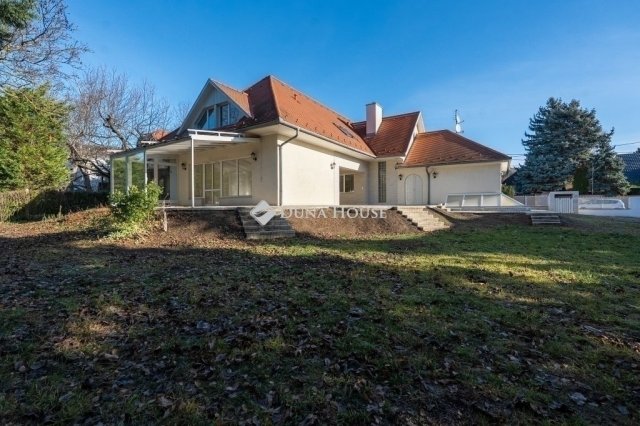 Eladó családi ház, Budaörsön 350 M Ft, 10 szobás