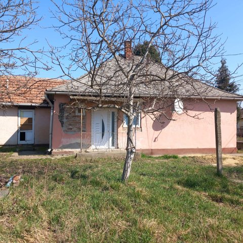 Eladó családi ház, Erdőtelken 11 M Ft, 2 szobás