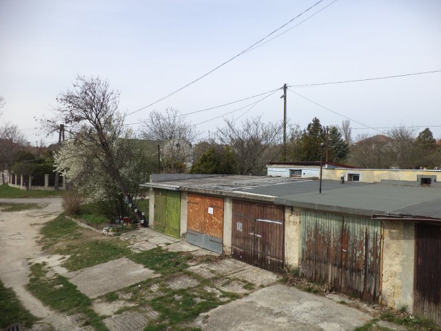 Eladó garázs, Várpalotán, Hóvirág utcában 6.8 M Ft