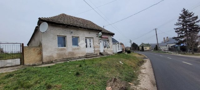 Eladó családi ház, Szákszenden 15.9 M Ft, 3 szobás