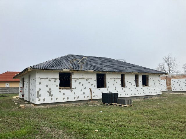 Eladó családi ház, Szigetszentmiklóson 129 M Ft, 5 szobás