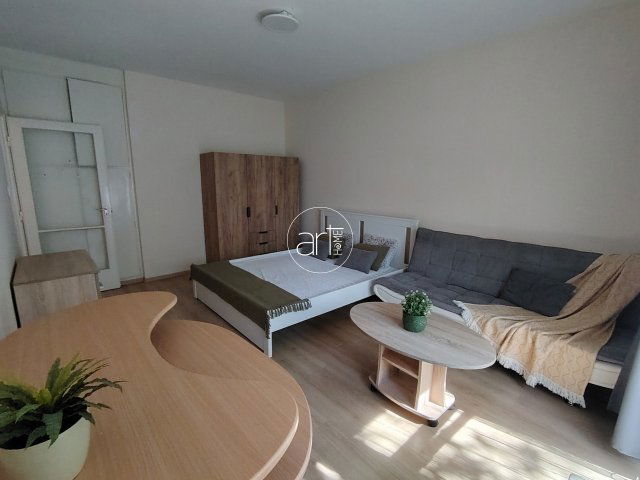 Kiadó téglalakás, albérlet, Szegeden, Nemestakács utcában