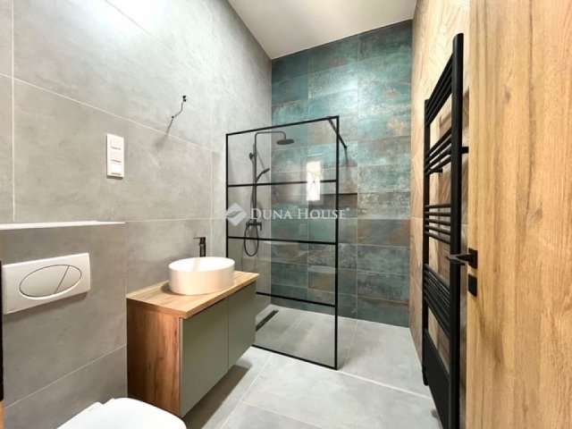 Eladó téglalakás, Pécsett 66.9 M Ft, 3 szobás