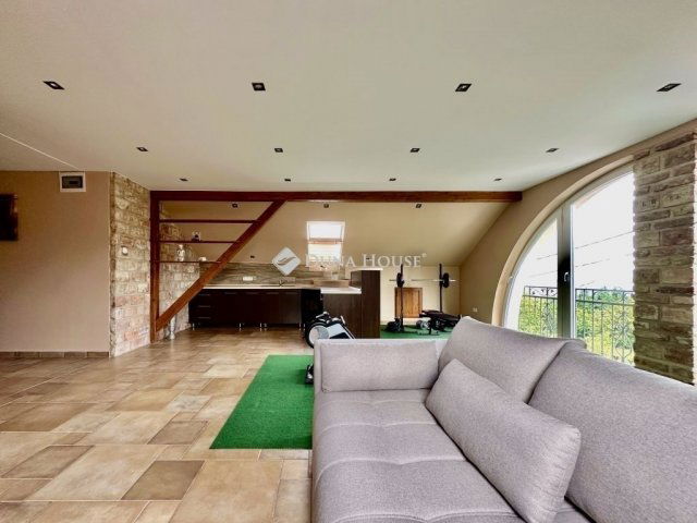 Eladó családi ház, Pécsett 220 M Ft, 9 szobás