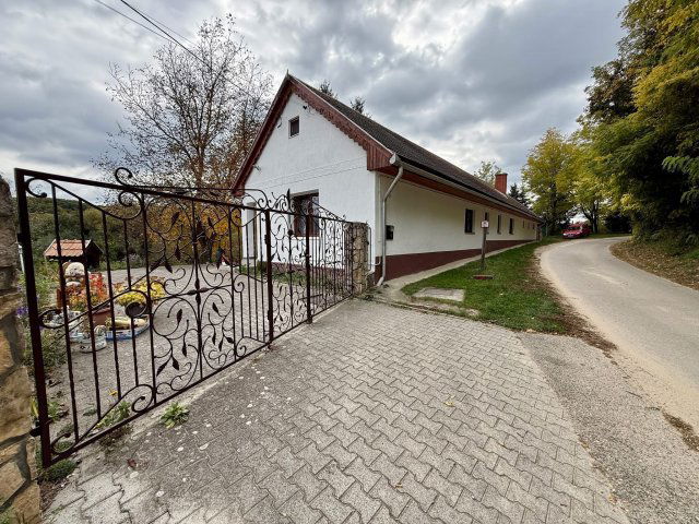 Eladó családi ház, Bakonycsernyén 199.9 M Ft, 6 szobás