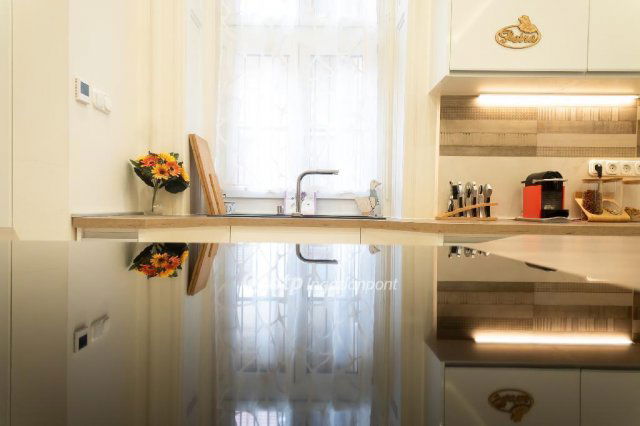 Eladó téglalakás, Budapesten, VII. kerületben 134.9 M Ft