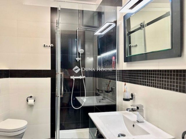 Eladó családi ház, Pécsett 425 M Ft, 6 szobás