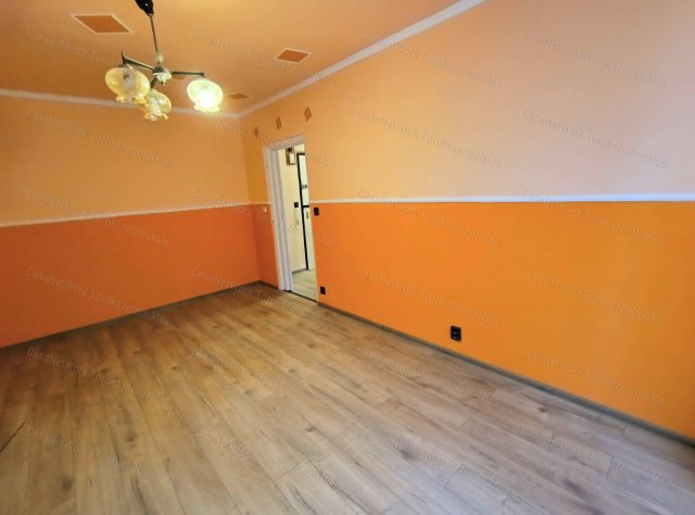 Eladó panellakás, Törökszentmiklóson 26.9 M Ft, 1+1 szobás