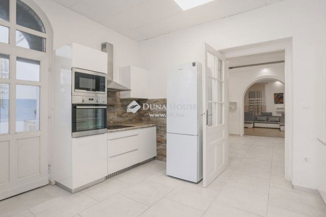 Eladó téglalakás, Pécsett 120 M Ft, 4 szobás