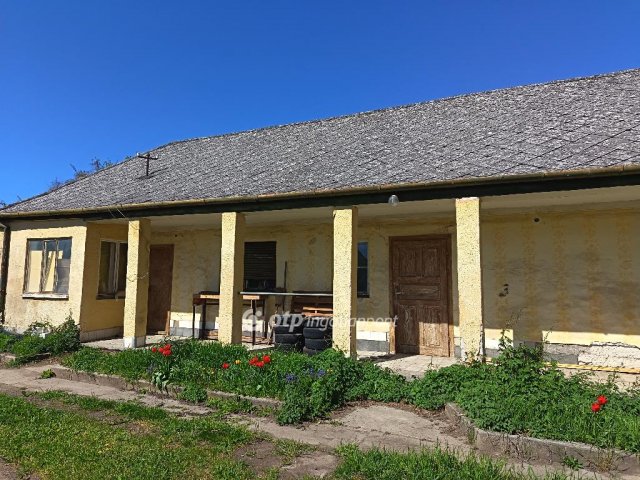 Eladó családi ház, Abasáron 15 M Ft, 1+2 szobás