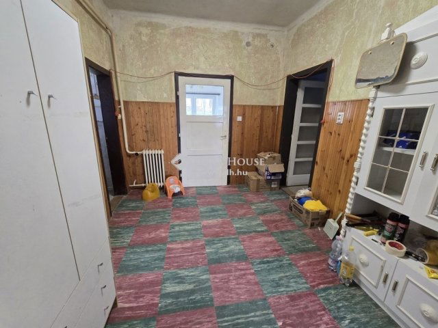 Eladó családi ház, Komlón 29.9 M Ft, 3 szobás