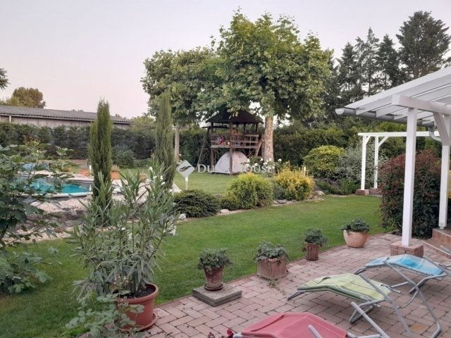 Eladó családi ház, Vecsésen 144.9 M Ft, 4 szobás