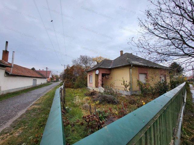Eladó családi ház, Jászapátiban 13 M Ft, 2 szobás