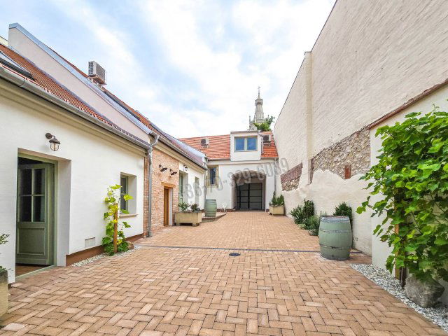 Eladó családi ház, Sopronban 475 M Ft, 10 szobás