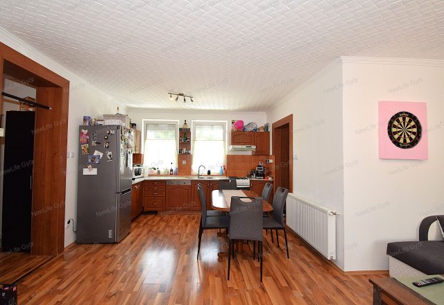 Eladó téglalakás, Győrött 77 M Ft, 3+1 szobás