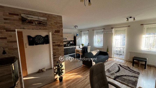 Eladó téglalakás, Egerben 79.5 M Ft, 3 szobás