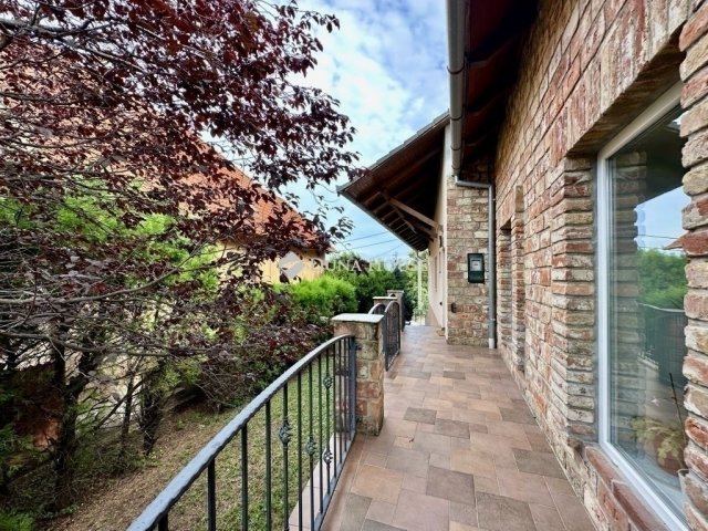 Eladó családi ház, Pécsett 250 M Ft, 9 szobás