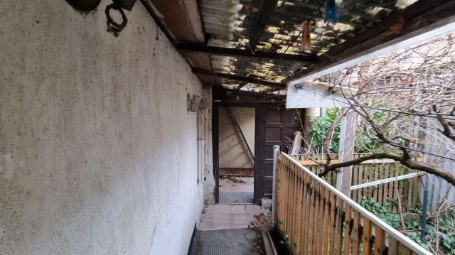 Eladó családi ház, Tatán 53.5 M Ft, 2 szobás