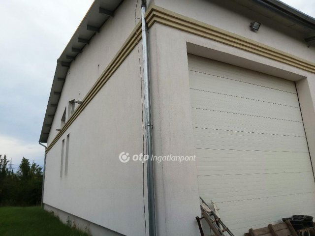 Eladó ipari ingatlan, Békéscsabán 350 M Ft
