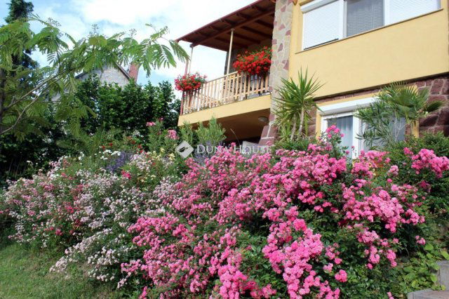 Eladó családi ház, Alsóörsön 156.7 M Ft, 4 szobás