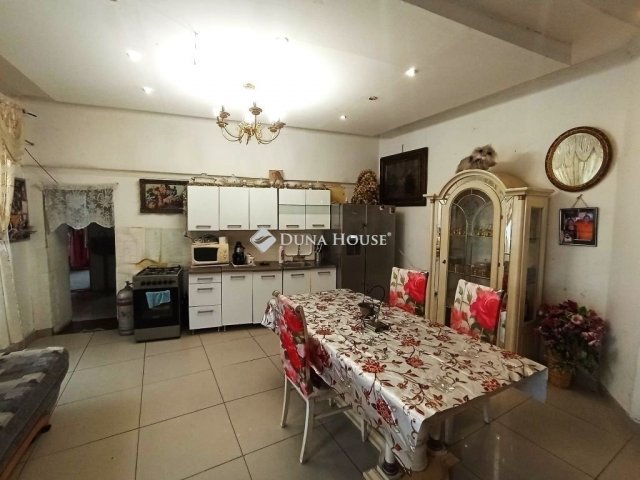 Eladó családi ház, Esztergomban 60 M Ft, 3 szobás