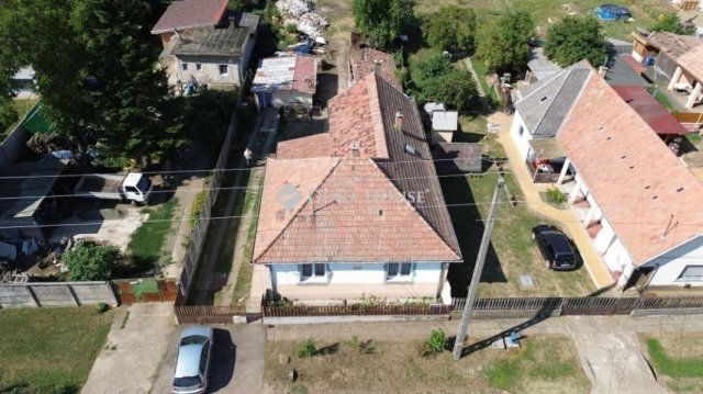 Eladó családi ház, Kartalon 61.99 M Ft, 2+1 szobás