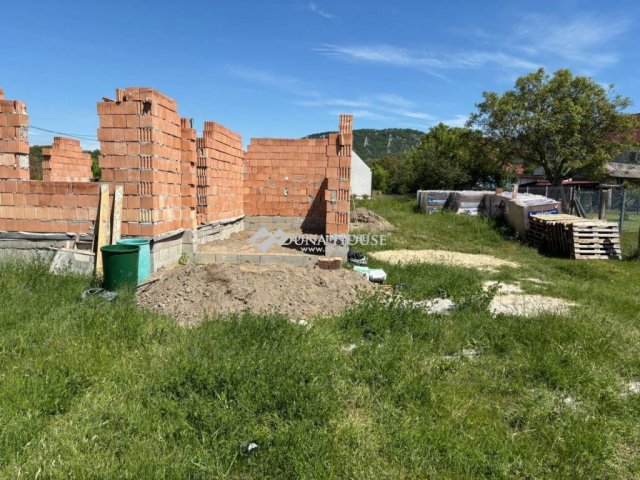 Eladó családi ház, Kesztölcön, Esztergomi utcában 60 M Ft