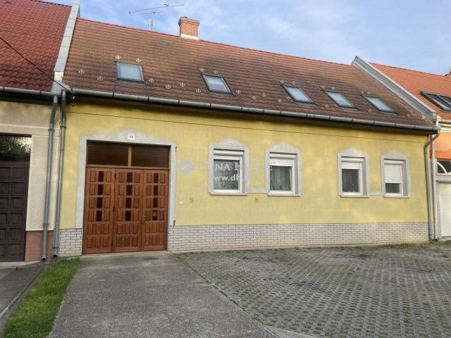 Eladó családi ház, Kecskeméten 149 M Ft, 6+1 szobás