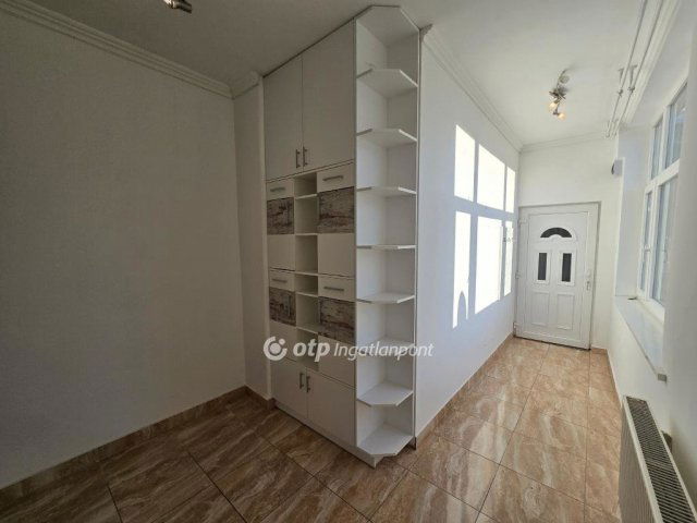 Eladó téglalakás, Pápán 64.9 M Ft, 3 szobás