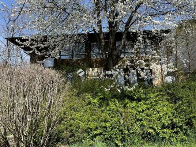 Eladó családi ház, Pécelen 208 M Ft, 7 szobás