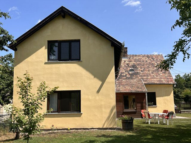 Eladó családi ház, Komáromban 110 M Ft, 5 szobás