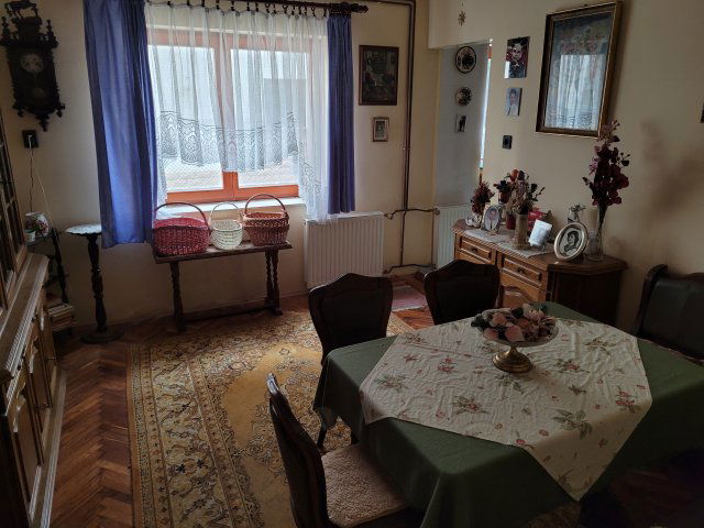 Eladó családi ház, Pécsett 92.9 M Ft, 7 szobás