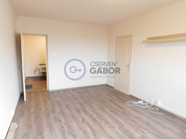 Eladó panellakás, Debrecenben 63.5 M Ft, 3 szobás