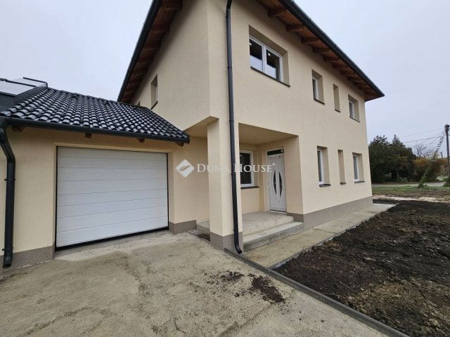 Eladó ikerház, Debrecenben 155 M Ft, 7 szobás