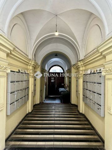 Eladó téglalakás, Budapesten, VI. kerületben 51.2 M Ft, 1 szobás