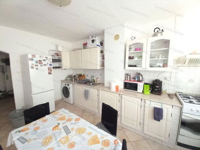 Eladó panellakás, Szolnokon 34.99 M Ft, 3 szobás