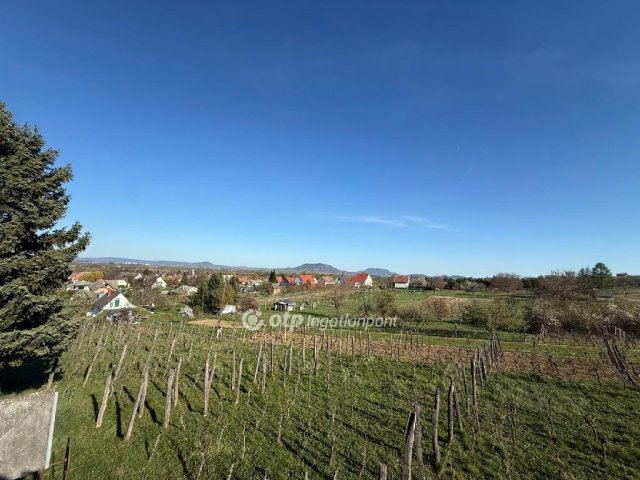 Eladó nyaraló, Lesenceistvándon 34.99 M Ft, 1 szobás