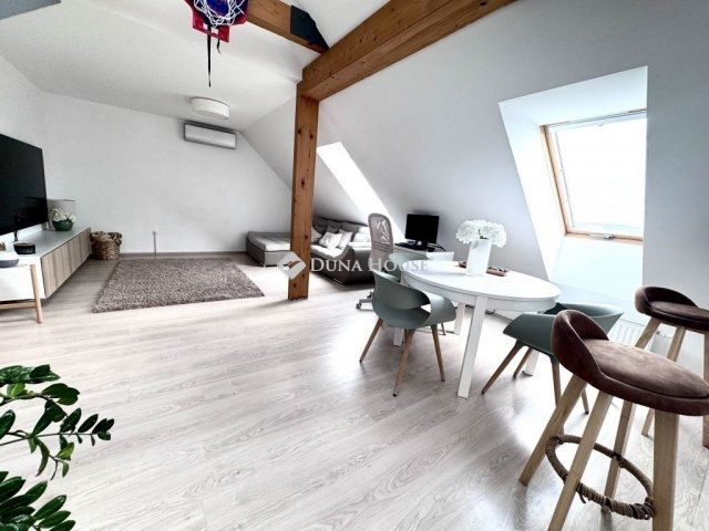 Eladó téglalakás, Pécsett 89.99 M Ft, 4 szobás