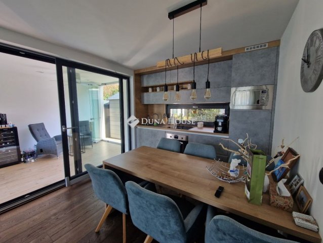 Eladó téglalakás, Vonyarcvashegyen 112 M Ft, 4 szobás