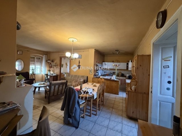 Eladó téglalakás, Pécsett 47 M Ft, 3 szobás