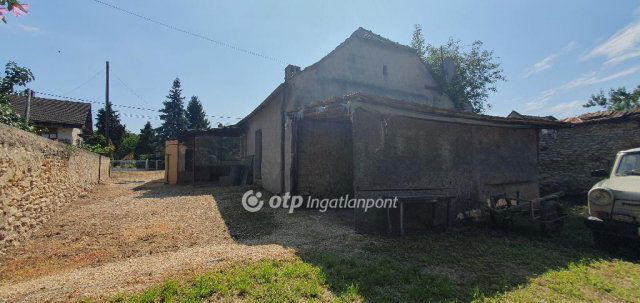 Eladó családi ház, Ajkán 14.9 M Ft, 1 szobás