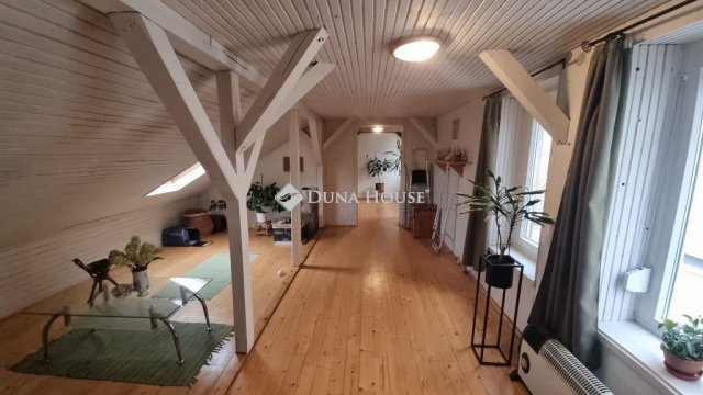 Eladó téglalakás, Esztergomban 67.7 M Ft, 4 szobás