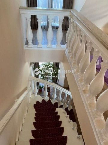 Eladó családi ház, Pécsett 388 M Ft, 6 szobás