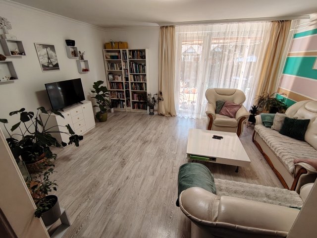 Eladó sorház, Szegeden, Karánsebesi utcában 100 M Ft, 5 szobás