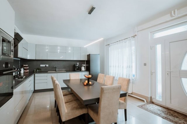 Eladó családi ház, Gödöllőn 199 M Ft, 14 szobás