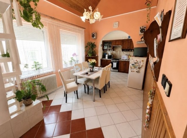 Eladó családi ház, Győrött 109.99 M Ft, 4 szobás