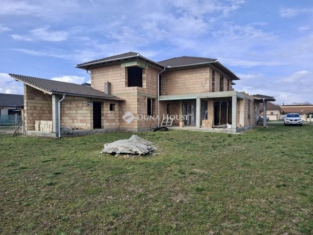 Eladó családi ház, Mohácson 54.99 M Ft, 8 szobás