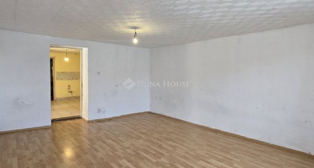 Eladó családi ház, Alapon 9.999 M Ft, 2 szobás