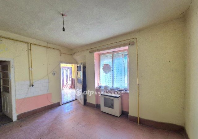 Eladó családi ház, Cecén 15.9 M Ft, 2+1 szobás